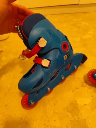 Patines en línea azules con protecciones