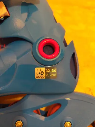 Patines en línea azules con protecciones