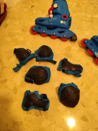 Patines en línea azules con protecciones