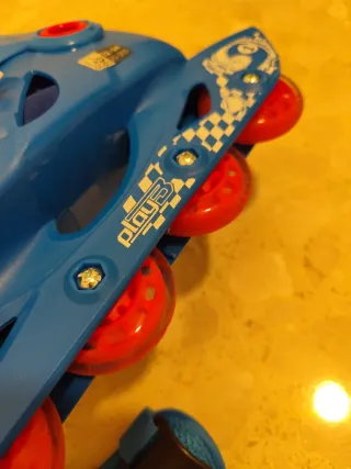 Patines en línea azules con protecciones