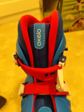 Patines en línea azules con protecciones