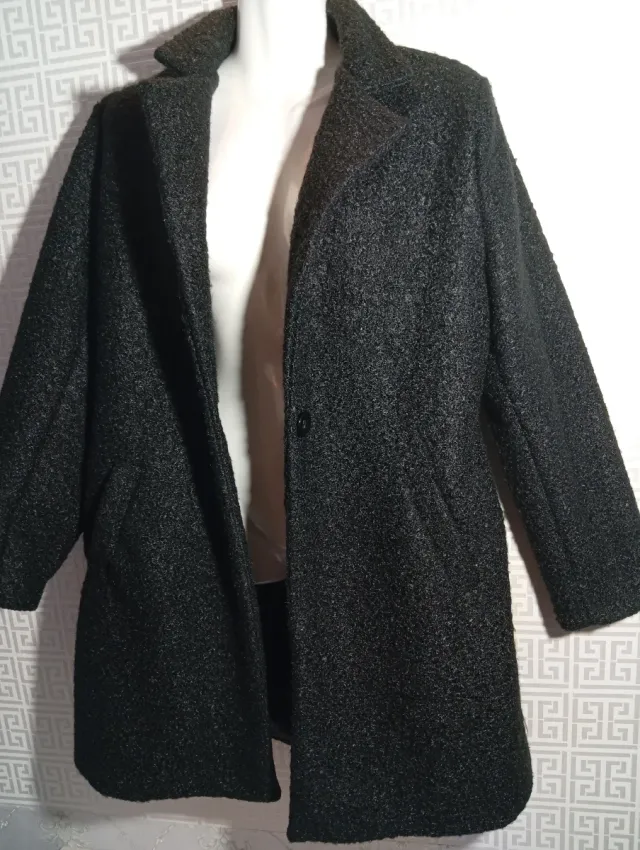 Chaquetón pelo rizado negro..está intacta