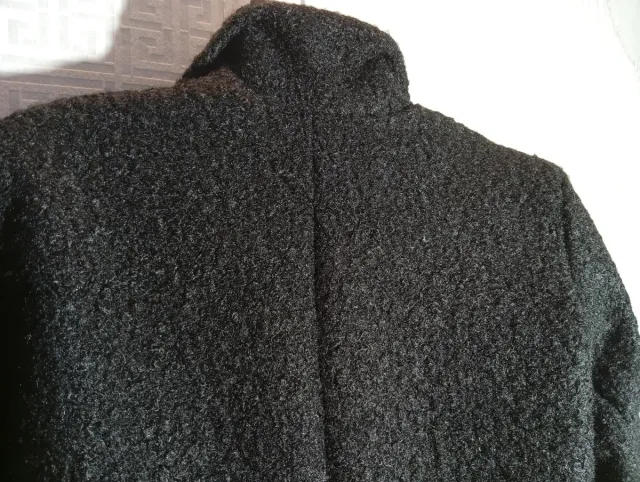 Chaquetón pelo rizado negro..está intacta