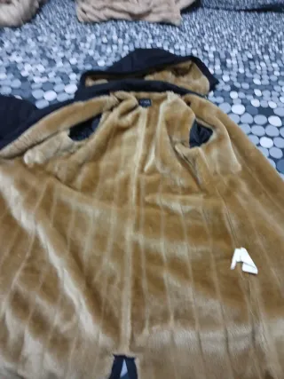 Cappotto nero con cappuccio