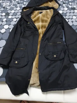 Cappotto nero con cappuccio