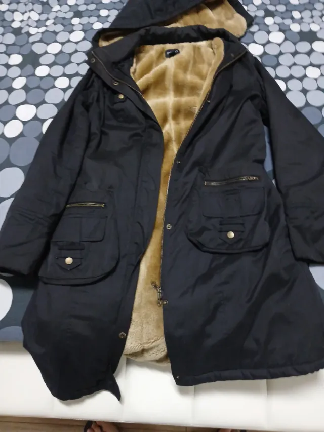 Cappotto nero con cappuccio