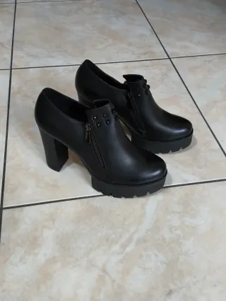 Stivaletti neri con tacco e plateau