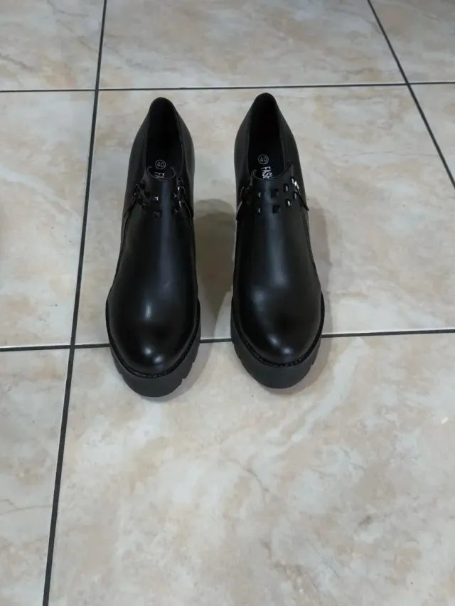 Stivaletti neri con tacco e plateau