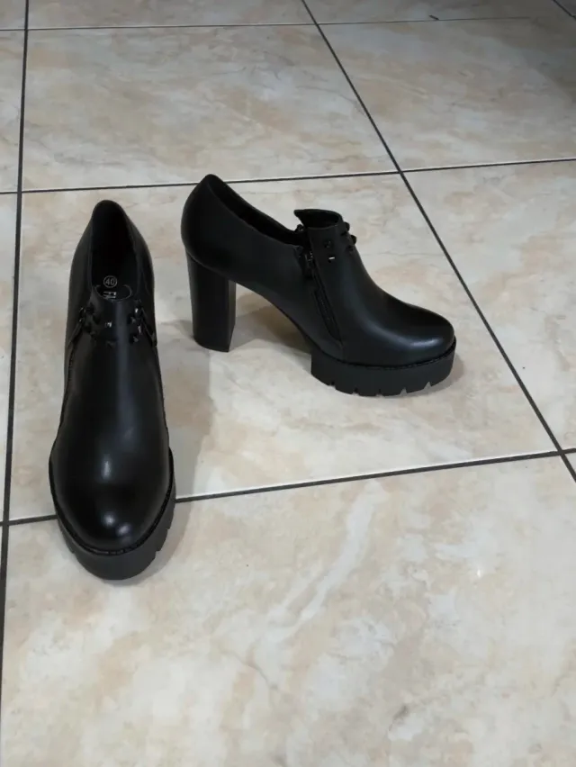 Stivaletti neri con tacco e plateau