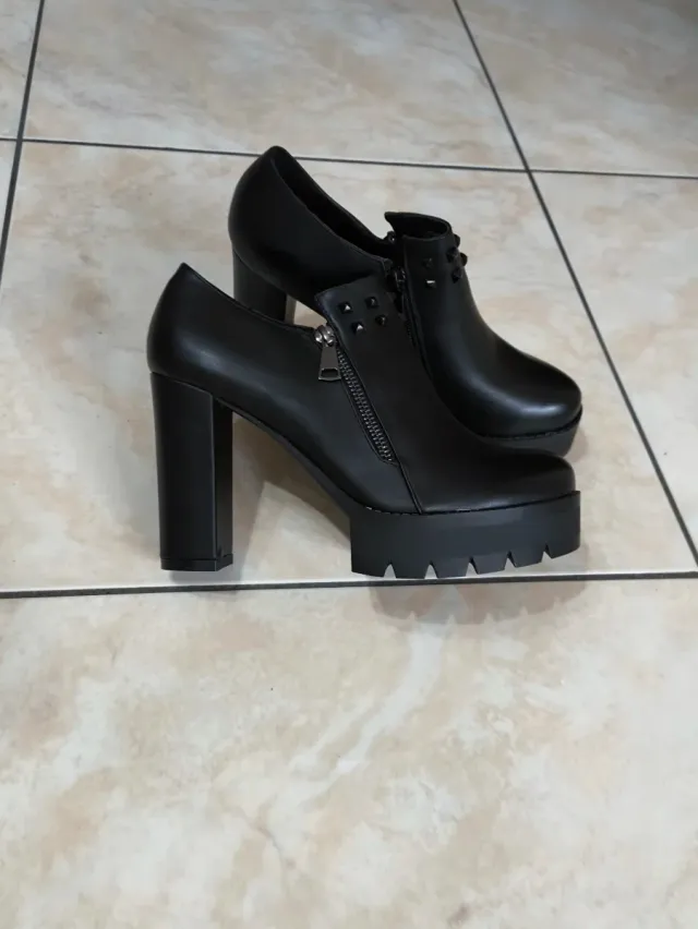 Stivaletti neri con tacco e plateau