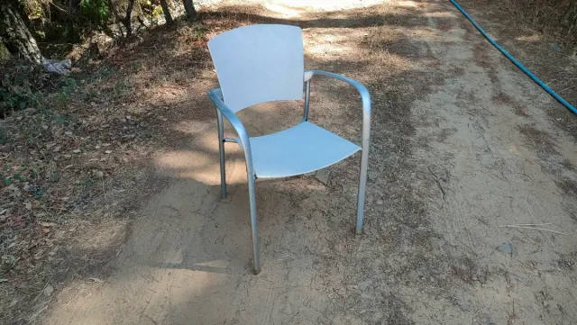 Sillas metálicas de cafetería