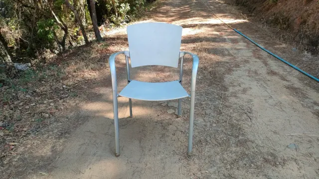 Sillas metálicas de cafetería