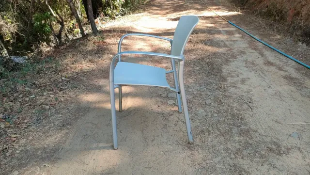 Sillas metálicas de cafetería