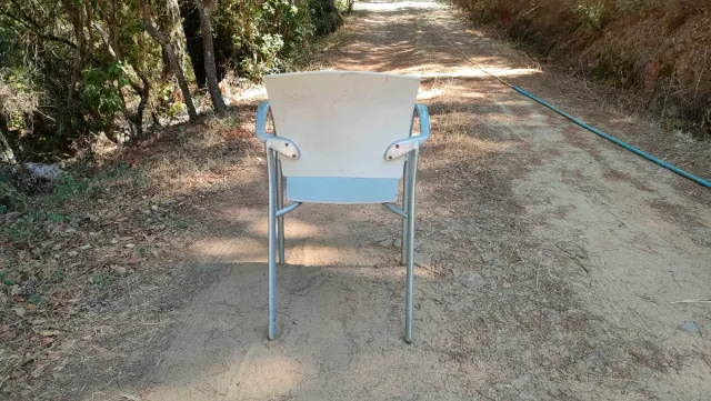 Sillas metálicas de cafetería