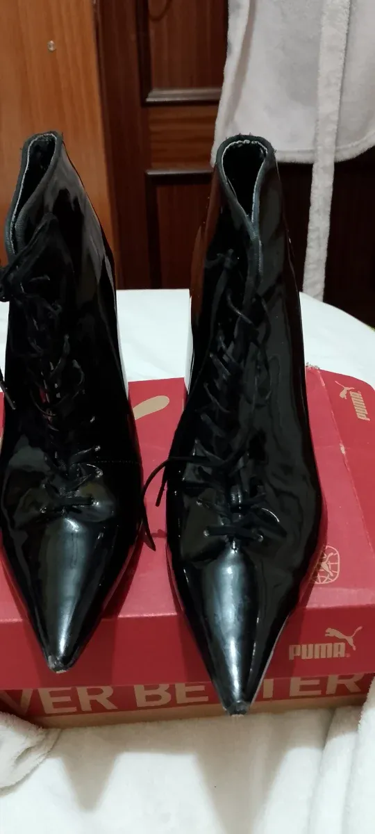 Botas charol negras con cordones