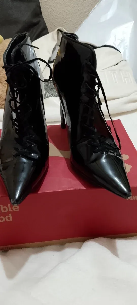 Botas charol negras con cordones