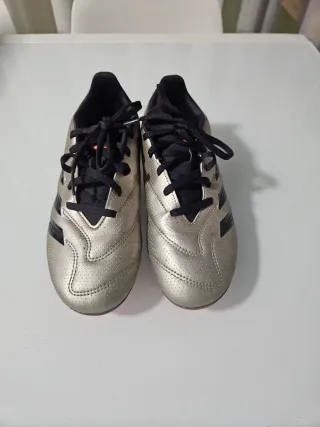 Adidas Tacos de Fútbol plateado y Negros