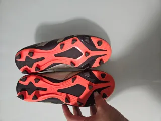 Adidas Tacos de Fútbol plateado y Negros