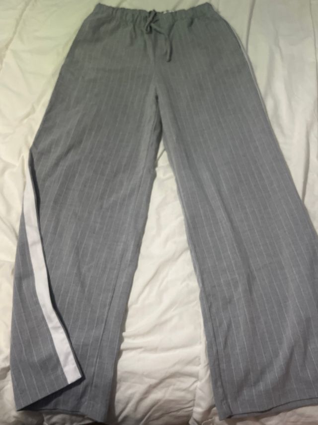 Pantaloni ampi a righe con banda laterale bianca