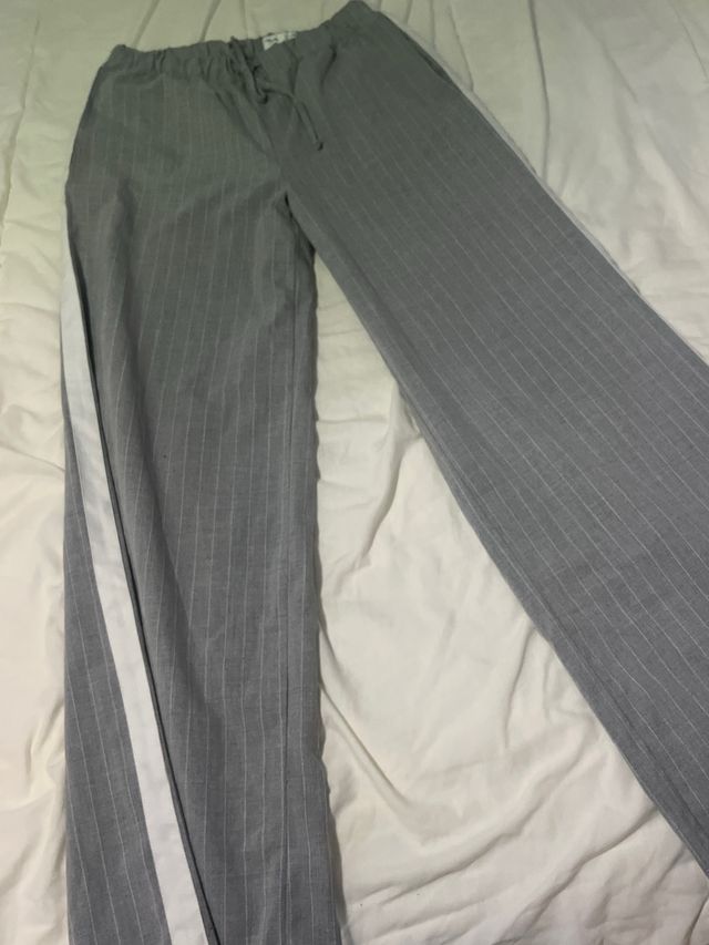 Pantaloni ampi a righe con banda laterale bianca