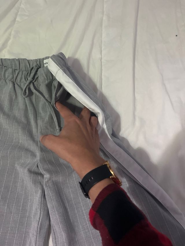 Pantaloni ampi a righe con banda laterale bianca