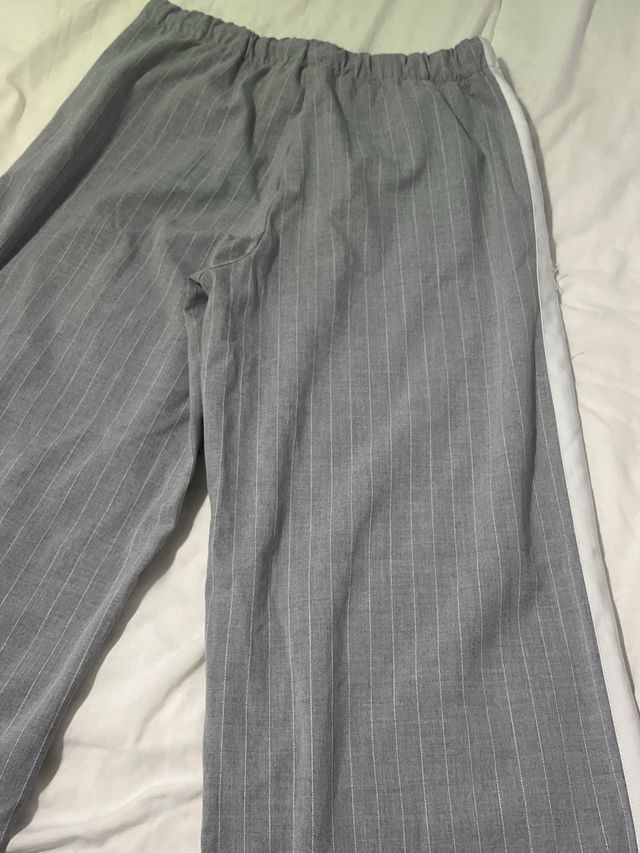 Pantaloni ampi a righe con banda laterale bianca