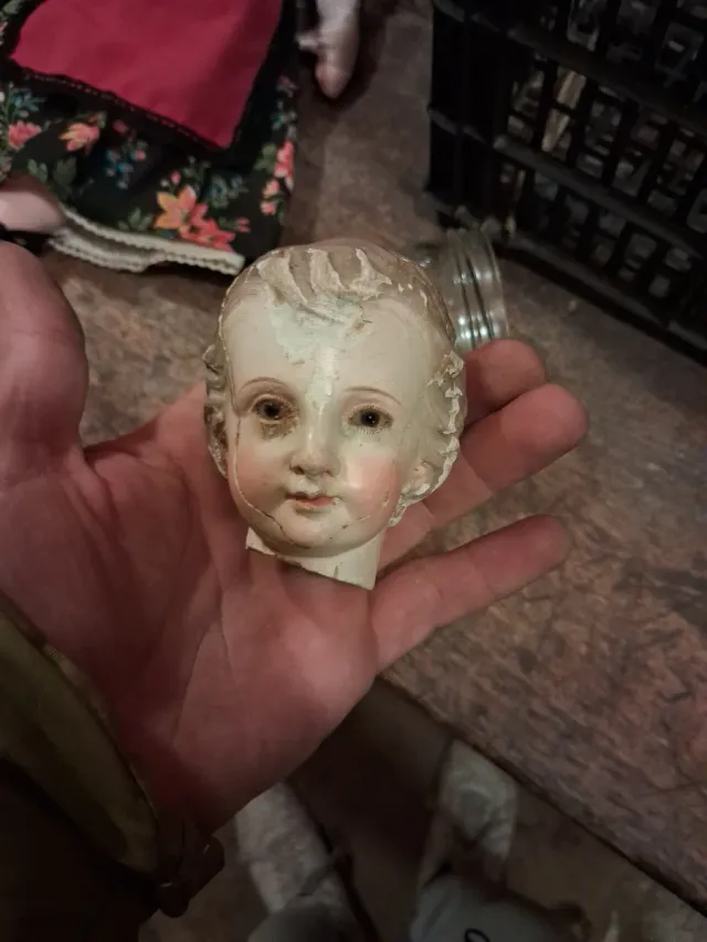 Cabeza de muñeca antigua de madera