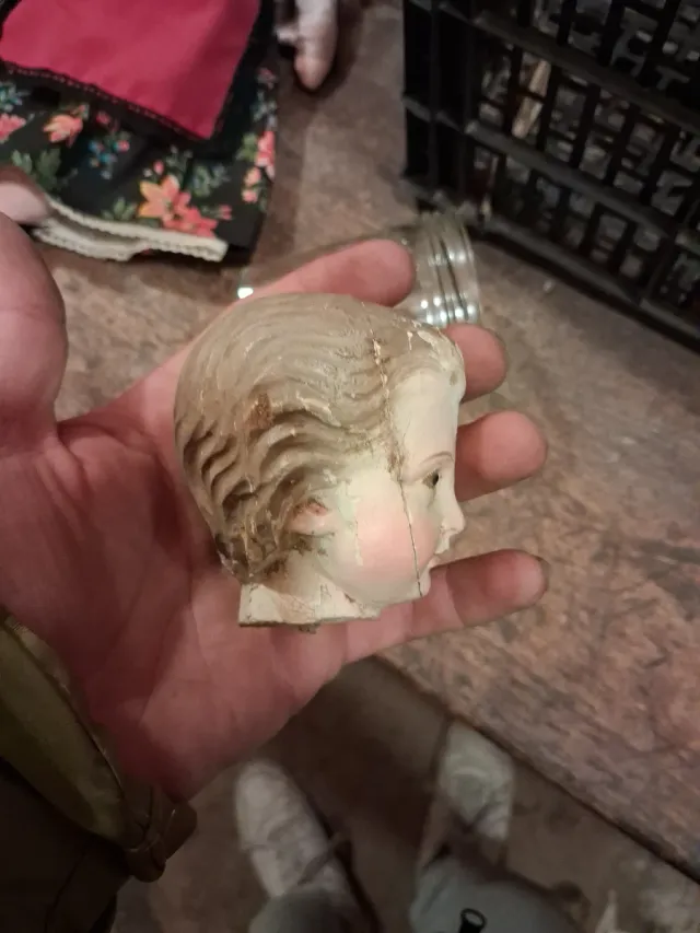 Cabeza de muñeca antigua de madera