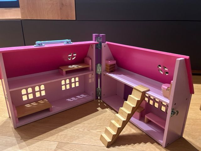 Casita de muñecas rosa de madera