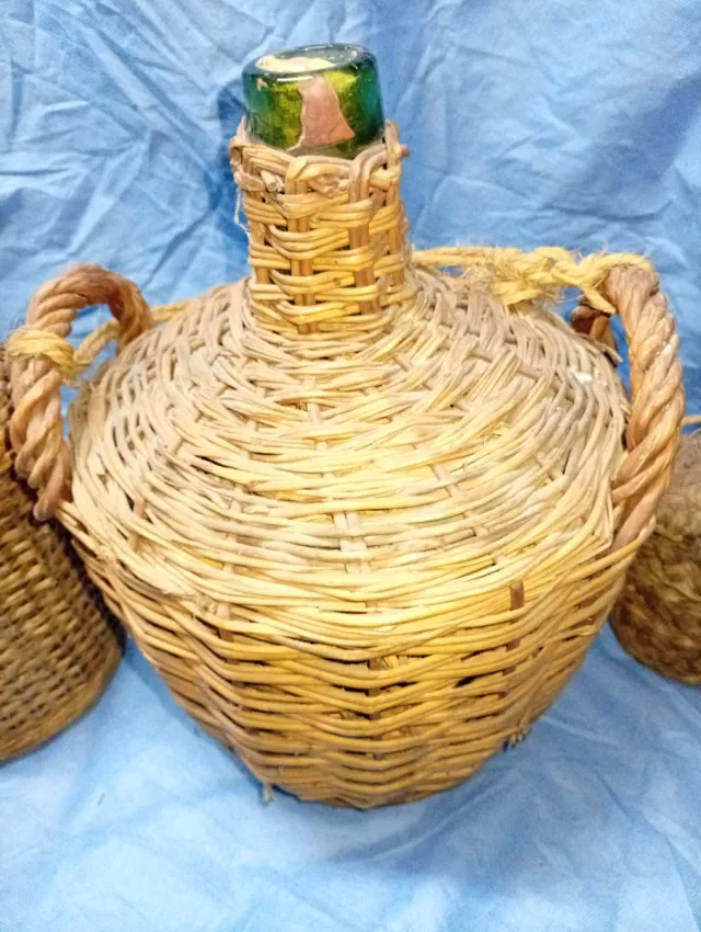 Set di 3 bottiglie decorative in vimini e lino