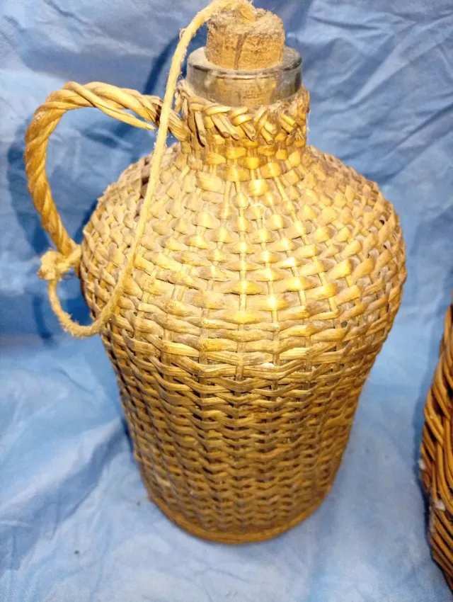 Set di 3 bottiglie decorative in vimini e lino