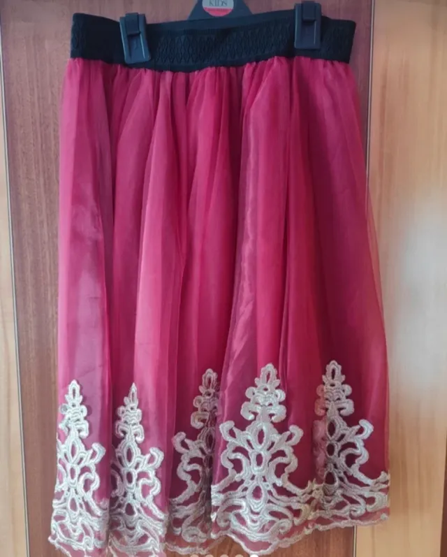 Falda tul granate con bordado dorado