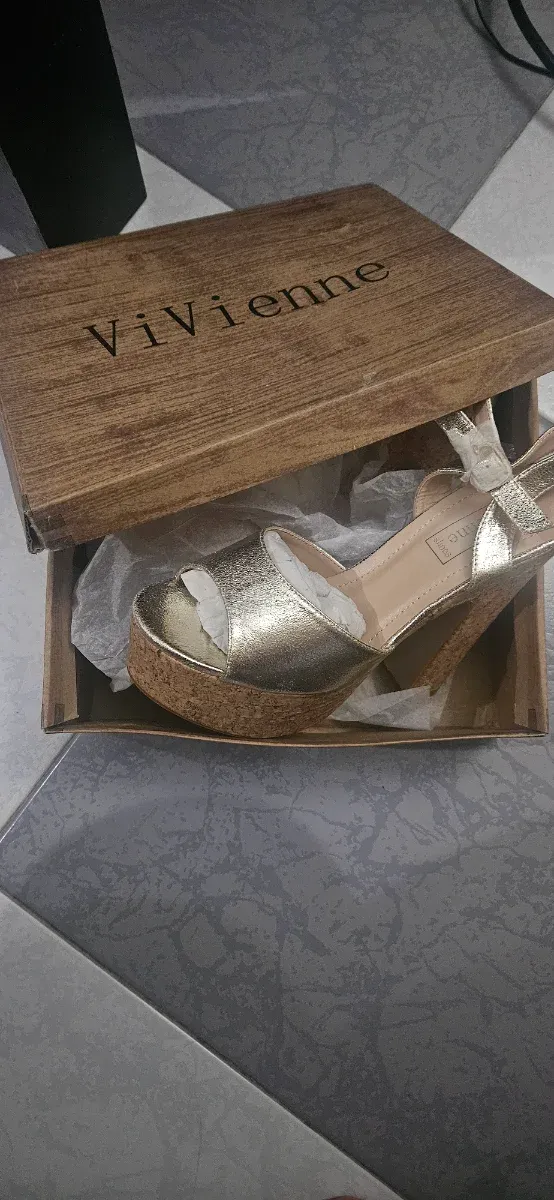 Sandalias Vivienne doradas talla 38