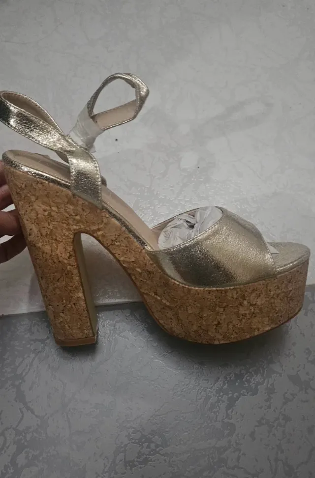 Sandalias Vivienne doradas talla 38