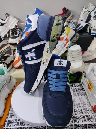 Zapatilla deportiva azul y blanca