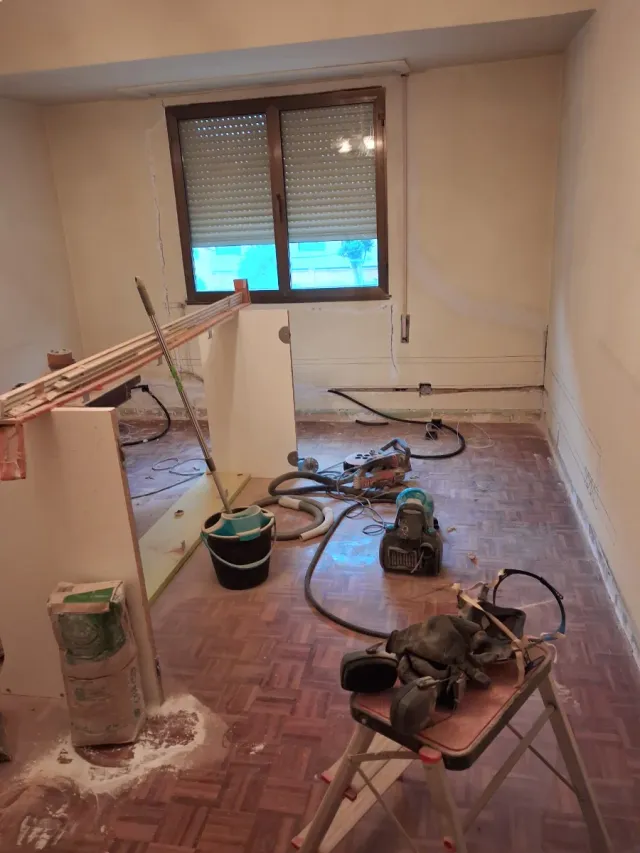 Servicio de pintura y alisado de paredes