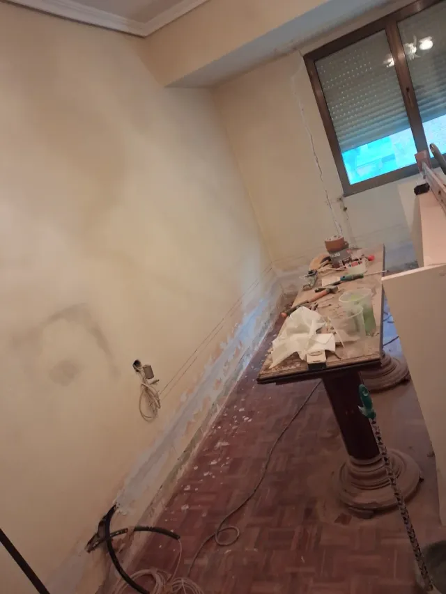 Servicio de pintura y alisado de paredes