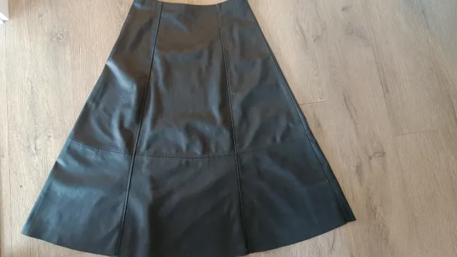 Falda negra  de cuero artificial