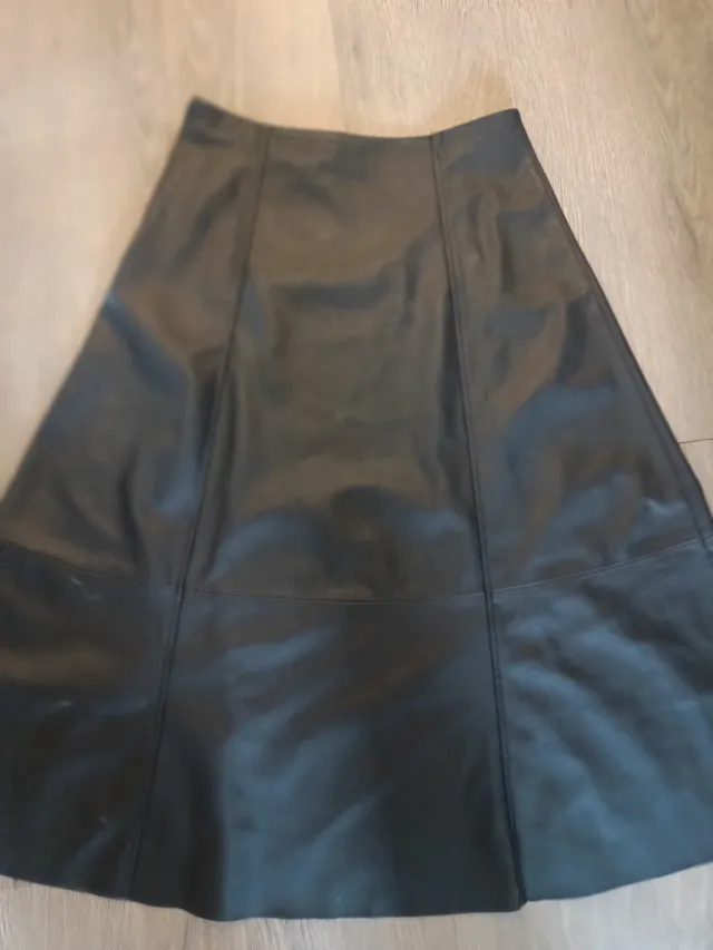 Falda negra  de cuero artificial