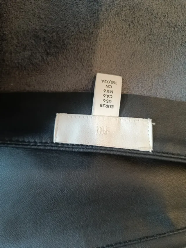 Falda negra  de cuero artificial