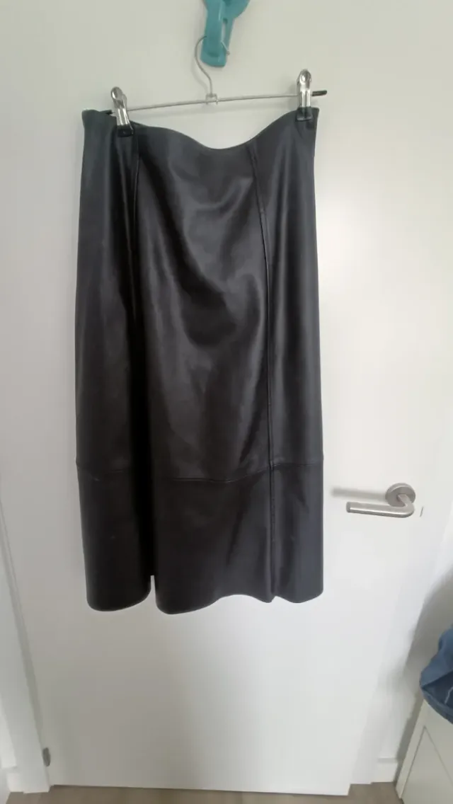Falda negra  de cuero artificial