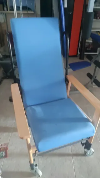 Poltrona per anziani in legno con sedia a rotelle