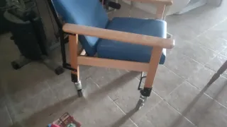 Poltrona per anziani in legno con sedia a rotelle