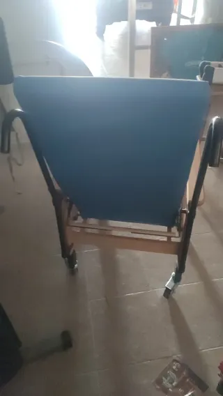 Poltrona per anziani in legno con sedia a rotelle