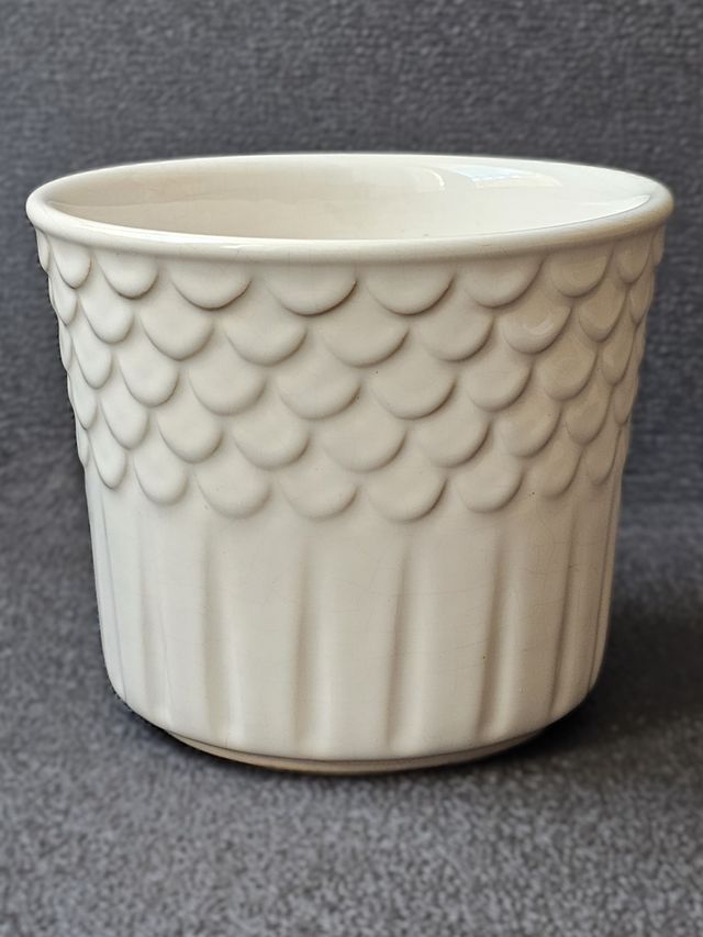 Maceta cerámica blanca diseño escamas