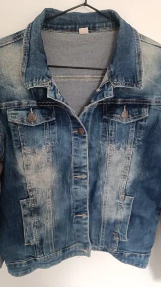 Chaqueta vaquera desgastada