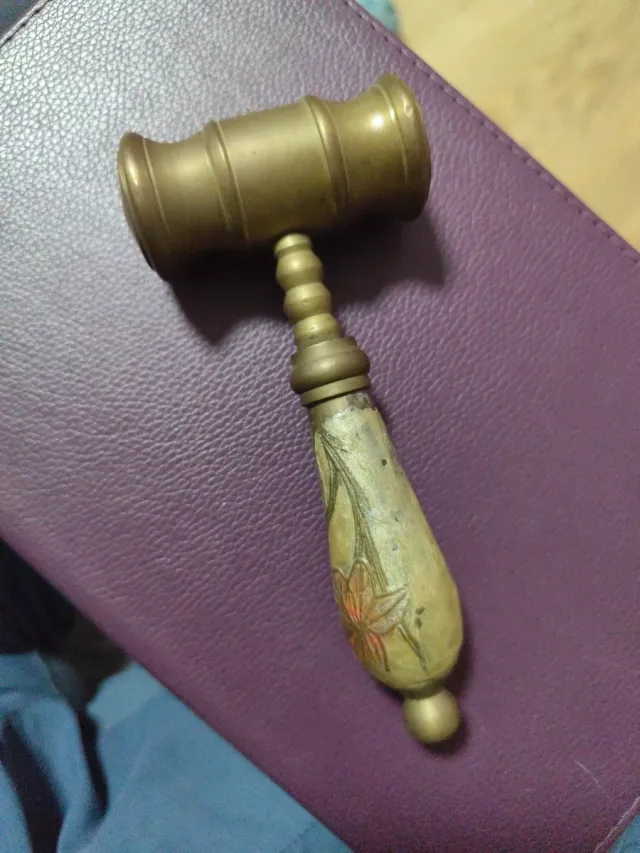 Martillo de juez antiguo latón decorado