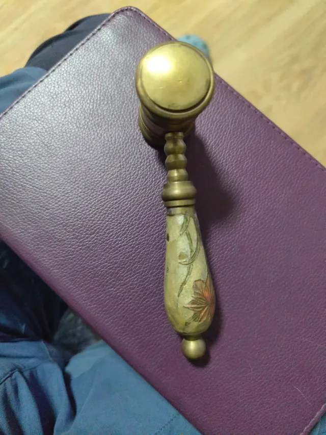 Martillo de juez antiguo latón decorado