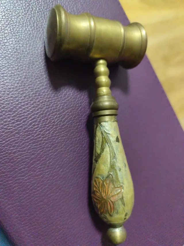 Martillo de juez antiguo latón decorado