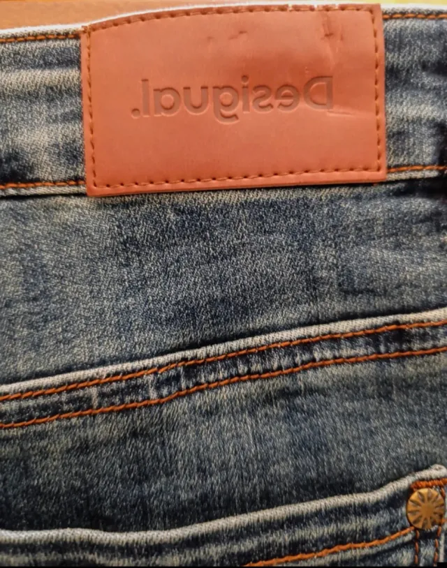 Falda vaquera Desigual bordada